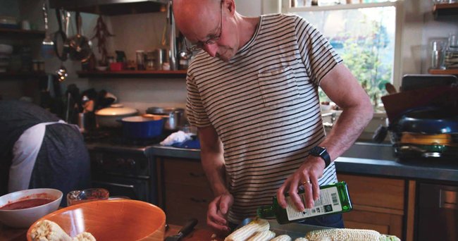 Autor Michael Pollan erklärt anschaulich die Wissenschaft des Kochens.