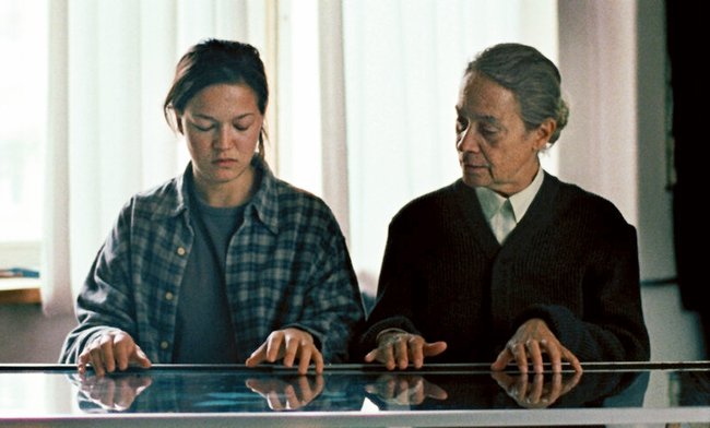 Jenny (Hannah Herzsprung) und Traude Krüger (Monica Bleibtreu). Jenny (Hannah Herzsprung) und Traude Krüger (Monica Bleibtreu).