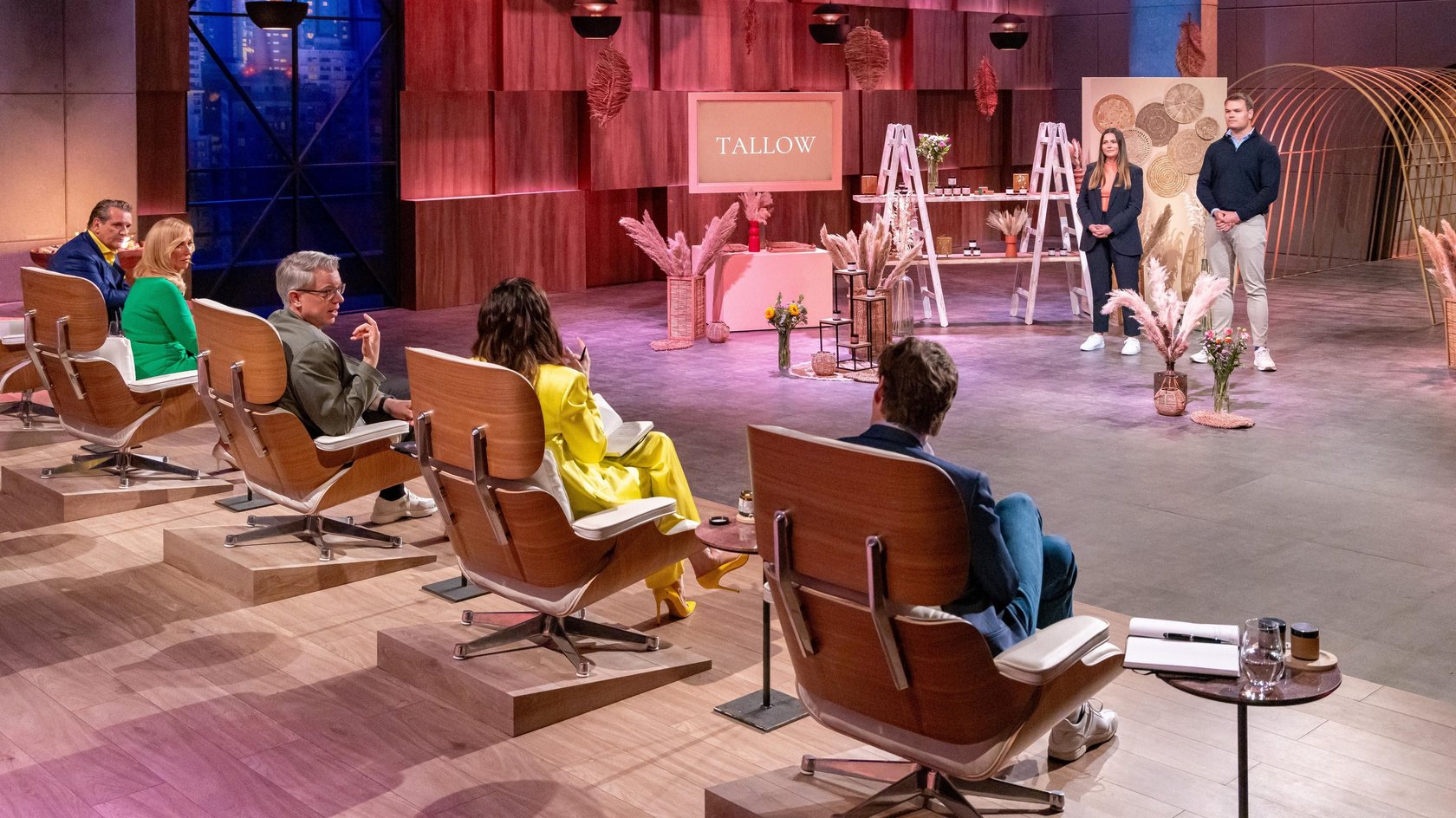 Ece und Niklas Spiegel präsentieren den "Löwen" Tallow, die natürliche Hautpflege mit Rindertalg. Sie erhoffen sich ein Investment von 300.000 Euro für 5 Prozent der Firmenanteile.
+++ Die Verwendung des sendungsbezogenen Materials ist nur mit dem Hinweis und Verlinkung auf RTL+ gestattet. +++ Ece und Niklas Spiegel präsentieren den "Löwen" Tallow, die natürliche Hautpflege mit Rindertalg. Sie erhoffen sich ein Investment von 300.000 Euro für 5 Prozent der Firmenanteile.
+++ Die Verwendung des sendungsbezogenen Materials ist nur mit dem Hinweis und Verlinkung auf RTL+ gestattet. +++