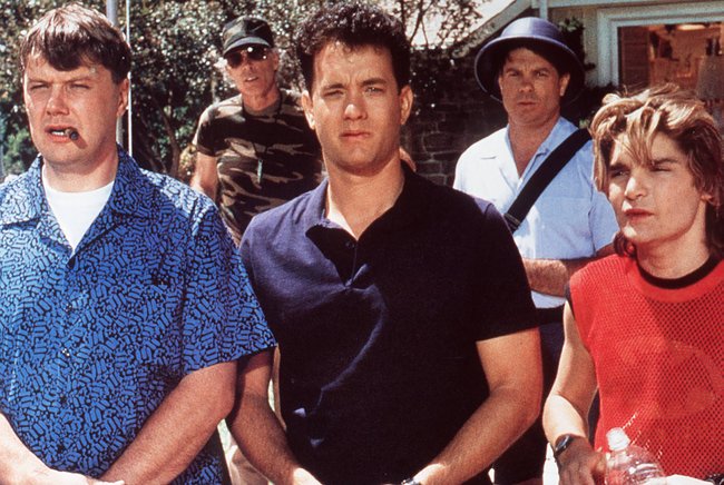 Die neuen Nachbarn lösen bei Ray Peterson (Tom Hanks) Unbehagen aus.