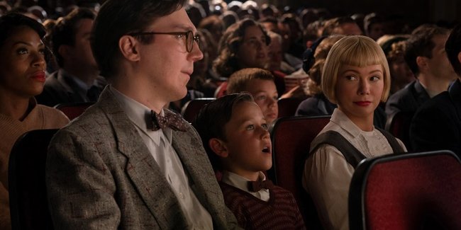 Sammy Fableman (Gabriel LaBelle) und seine Eltern beim Kinobesuch.