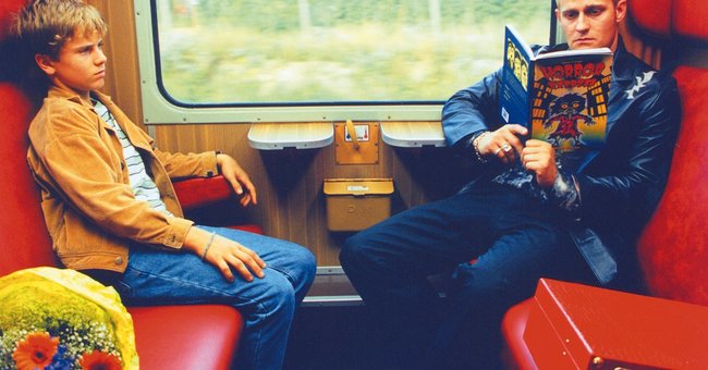 Emil mit einem zwielichtigen Mann im Zug.