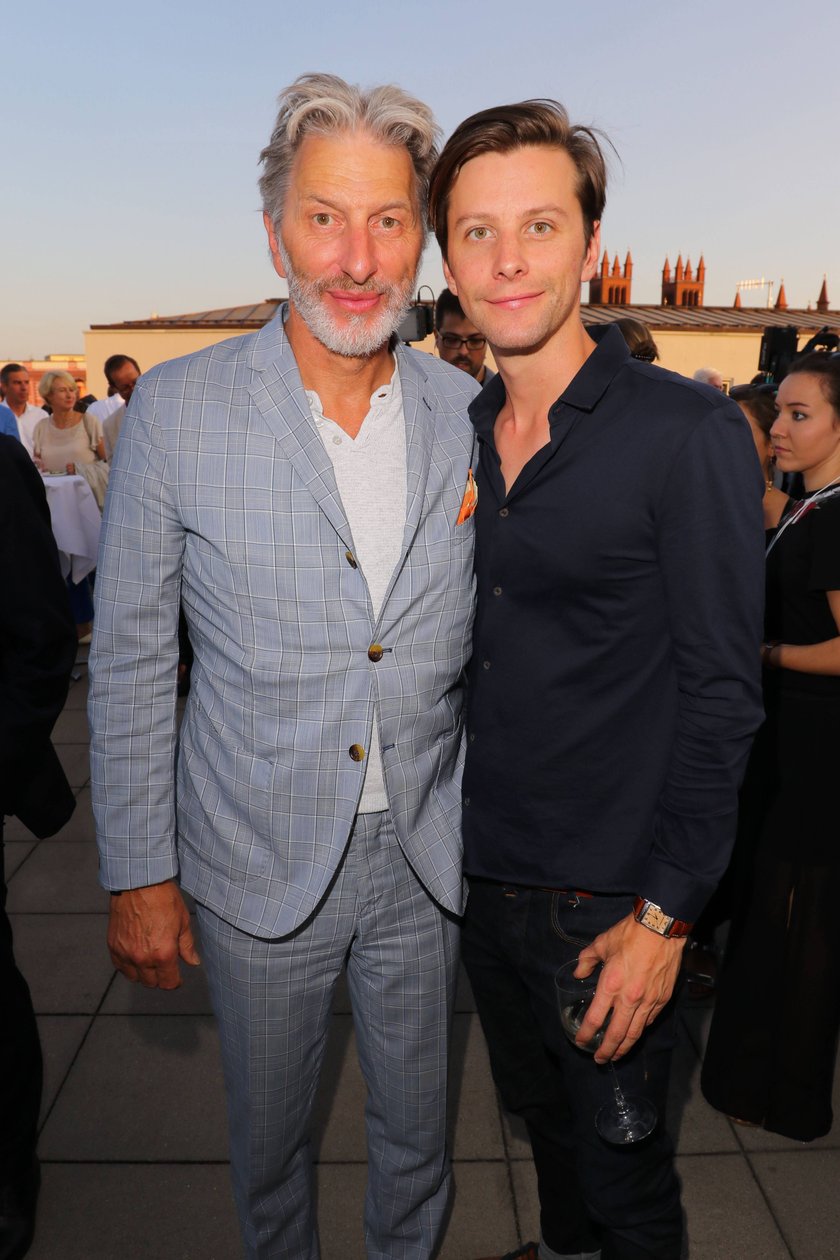 Entertainment Bilder des Tages UFA Filmnaechte 22.08.2018 Rufus Beck + Sohn Jonathan beim Empfang zu den UFA-Filmnaechte auf der Dachterrasse der Bertelsmann Hauptstadtrepraesentanz, Unter den Linden 1, Berlin - 22.08.2018 - *** UFA Filmnaechte 22 08 2018 Rufus Beck Son Jonathan at the reception to the UFA film rights on the roof terrace of the Bertelsmann Metropolitan Repre- sentation Unter den Linden 1 Berlin 22 08 2018 Entertainment Bilder des Tages UFA Filmnaechte 22.08.2018 Rufus Beck + Sohn Jonathan beim Empfang zu den UFA-Filmnaechte auf der Dachterrasse der Bertelsmann Hauptstadtrepraesentanz, Unter den Linden 1, Berlin - 22.08.2018 - *** UFA Filmnaechte 22 08 2018 Rufus Beck Son Jonathan at the reception to the UFA film rights on the roof terrace of the Bertelsmann Metropolitan Repre- sentation Unter den Linden 1 Berlin 22 08 2018