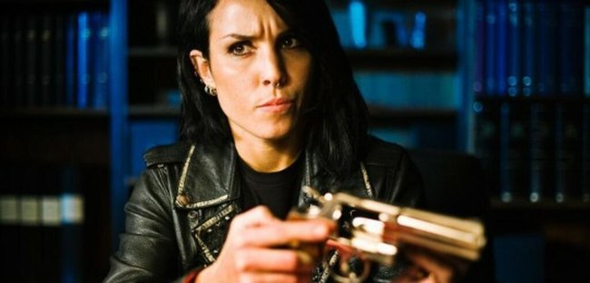 Auch Waffen begleiten Lisbeth (Noomi Rapace) auf ihren dunkeln Pfaden.