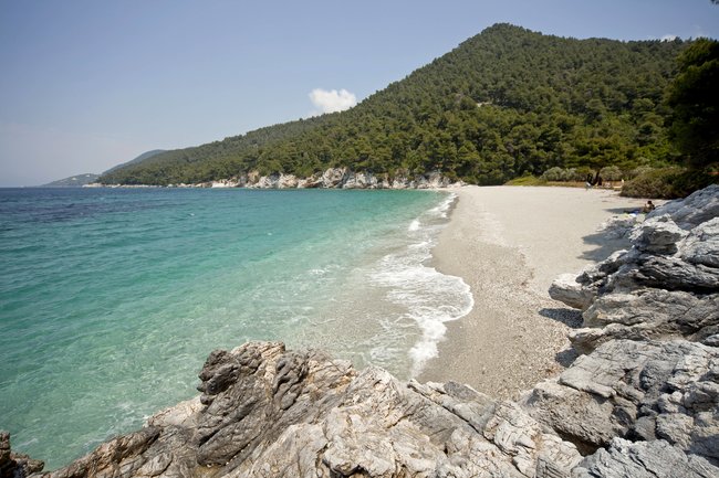 Strand Gialos Kastani auf der Insel Skopelos, Griechenland.