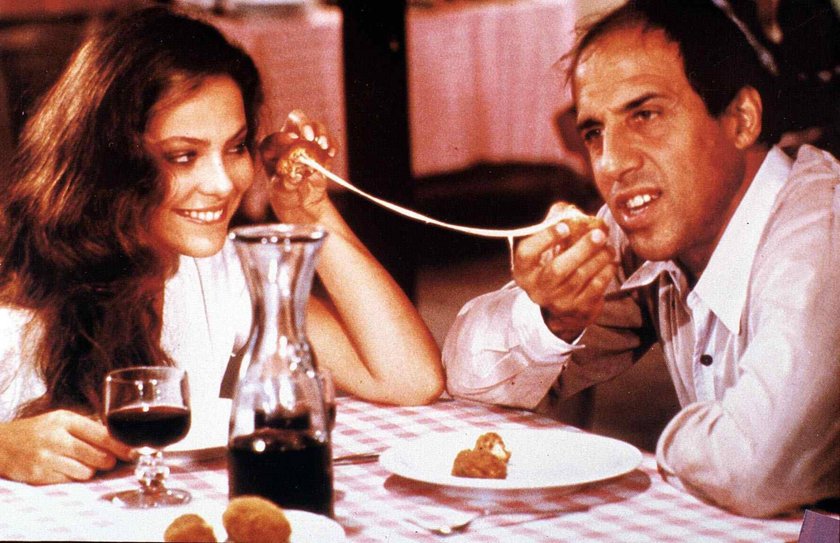 Ornella Muti, Adriano Celentano Barnaba (Adriano Celentano) fuehrt Cristina (Ornella Muti) in seine Welt ein - bis hin zu seiner Lieblingspizzeria. 1982 UnitedArchives01328153 Ornella Muti, Adriano Celentano Barnaba (Adriano Celentano) fuehrt Cristina (Ornella Muti) in seine Welt ein - bis hin zu seiner Lieblingspizzeria. 1982 UnitedArchives01328153
