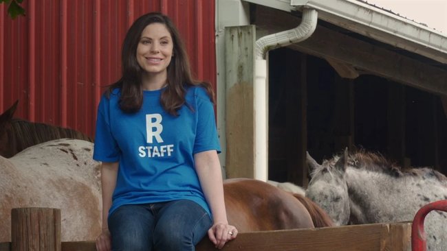 Lisa (Rachel Sowers) mit ihren geliebten Pferden.