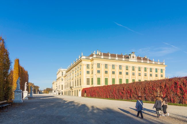 Zu Innenaufnahmen auf Schloss Schönbrunn ist es nicht gekommen. Zu Innenaufnahmen auf Schloss Schönbrunn ist es nicht gekommen.