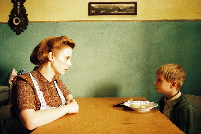 Die Mutter (Julia Jäger) ist besorgt um ihren Sohn Heinrich (Cedric Eich).