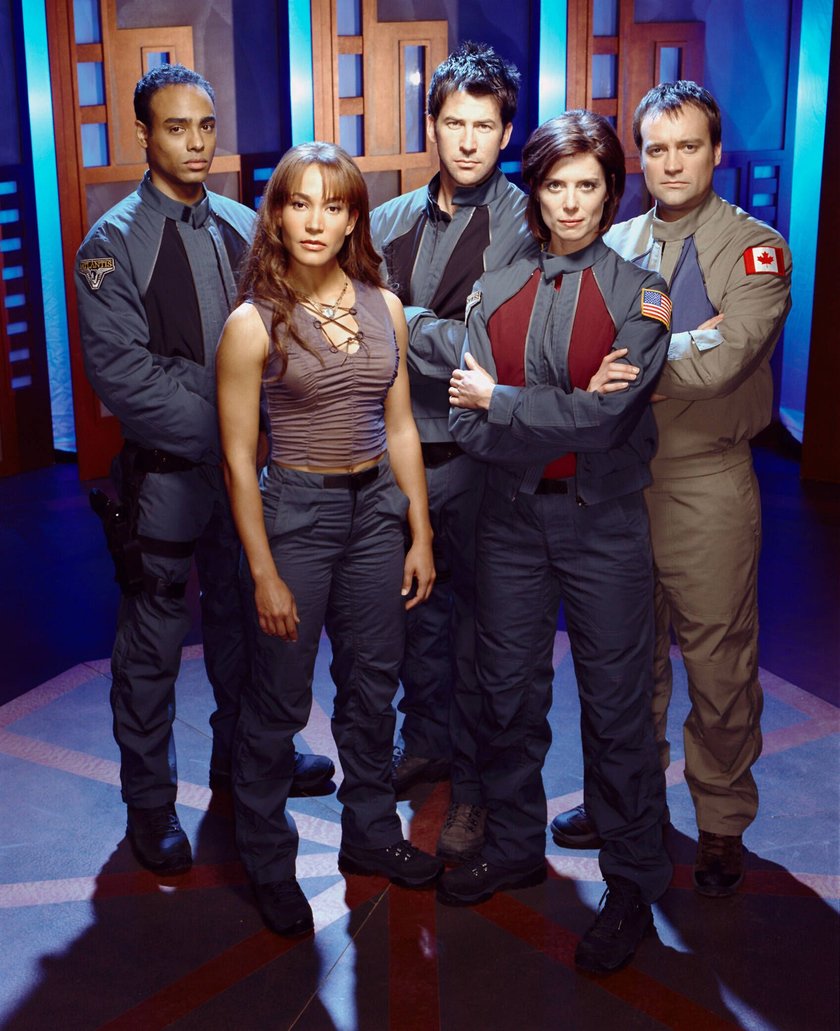 STARGATE: ATLANTIS, Rainbow Francks, Rachel Luttrell, Joe Flanigan, Torri Higginson, David Hewlett, Season 1, 2004-09. Photo: David Yellen / MGM Television / Courtesy: Everett Collection MGM/Courtesy Everett Collection ACHTUNG AUFNAHMEDATUM GESCHÄTZT PUBLICATIONxINxGERxSUIxAUTxONLY Copyright: xMGM/CourtesyxEverettxCollectionx TCDSTAT EC003 STARGATE: ATLANTIS, Rainbow Francks, Rachel Luttrell, Joe Flanigan, Torri Higginson, David Hewlett, Season 1, 2004-09. Photo: David Yellen / MGM Television / Courtesy: Everett Collection MGM/Courtesy Everett Collection ACHTUNG AUFNAHMEDATUM GESCHÄTZT PUBLICATIONxINxGERxSUIxAUTxONLY Copyright: xMGM/CourtesyxEverettxCollectionx TCDSTAT EC003