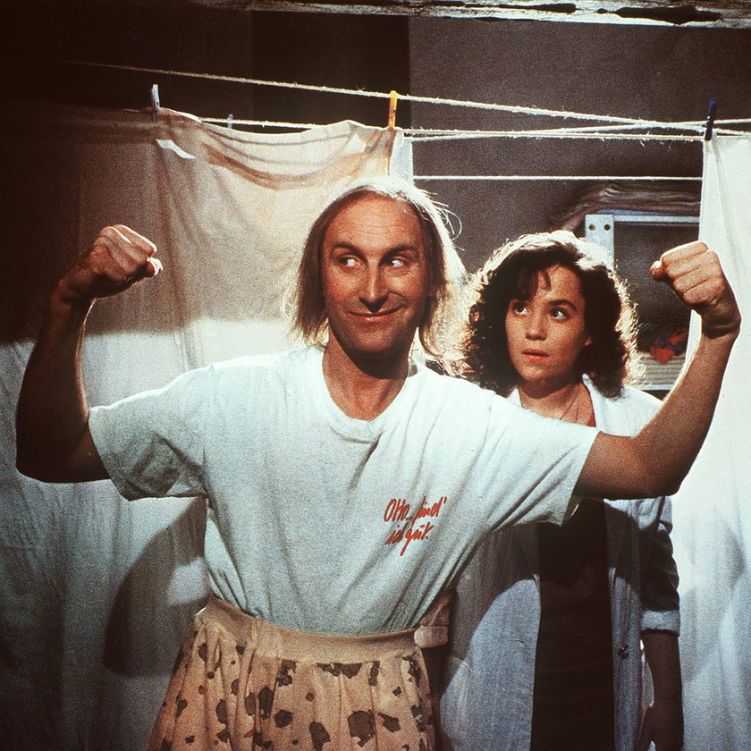 OTTO WAALKES) spielt wieder das arme, verkannte Würstchen, das mit unkonventionellen Mitteln gegen die ungerechte Welt kämpft Ausgerechnet als Muskelmann hat er sich beworben, als Leibwächter für die Premiere des Films Amboss - Der Rabiator . Schmählich landete er auf der Straße, als sich die Muskeln als aufgeblasene Luftballons erwiesen ... Foto: Szene mit Anna (ANNA JAENICKE). Regie: Xaver Schwarzenberger / OTTO - DER NEUE FILM BRD 1987 Copyright: KPA !AUFNAHMEDATUM GESCHÄTZT! Nur redaktionelle Nutzung im Zusammenhang mit dem Film. Editorial usage only and only related to the movie. Im Falle anderer Verwendungen, kontaktieren Sie uns bitte. For other uses, please contact us. UnitedArchives00859748 OTTO WAALKES) spielt wieder das arme, verkannte Würstchen, das mit unkonventionellen Mitteln gegen die ungerechte Welt kämpft Ausgerechnet als Muskelmann hat er sich beworben, als Leibwächter für die Premiere des Films Amboss - Der Rabiator . Schmählich landete er auf der Straße, als sich die Muskeln als aufgeblasene Luftballons erwiesen ... Foto: Szene mit Anna (ANNA JAENICKE). Regie: Xaver Schwarzenberger / OTTO - DER NEUE FILM BRD 1987 Copyright: KPA !AUFNAHMEDATUM GESCHÄTZT! Nur redaktionelle Nutzung im Zusammenhang mit dem Film. Editorial usage only and only related to the movie. Im Falle anderer Verwendungen, kontaktieren Sie uns bitte. For other uses, please contact us. UnitedArchives00859748