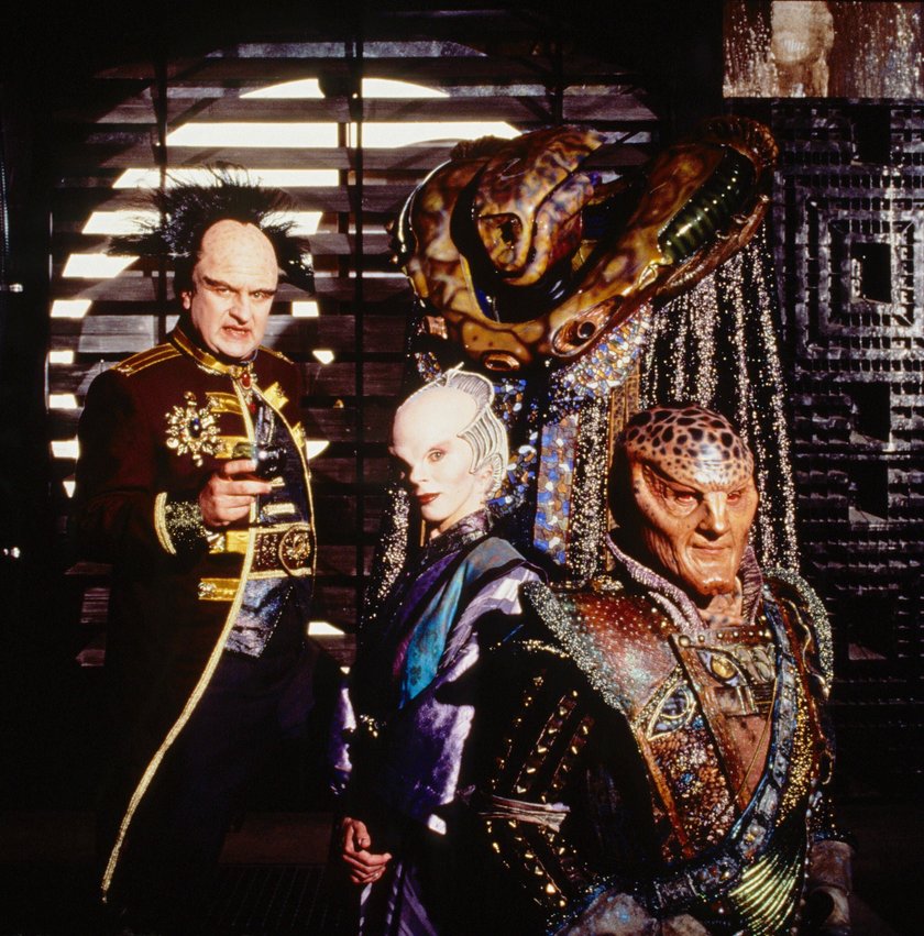 BABYLON 5, Peter Jurasik, Mira Furlan, Andreas Katsulas, 1994-98. Babylonian Productions/ Courtesy: Everett Collection Babylonian Productions/ Courtesy: Everett Collection ACHTUNG AUFNAHMEDATUM GESCHÄTZT PUBLICATIONxINxGERxSUIxAUTxONLY Copyright: xCourtesyxEverettxCollectionx TSDBAFI EC026 BABYLON 5, Peter Jurasik, Mira Furlan, Andreas Katsulas, 1994-98. Babylonian Productions/ Courtesy: Everett Collection Babylonian Productions/ Courtesy: Everett Collection ACHTUNG AUFNAHMEDATUM GESCHÄTZT PUBLICATIONxINxGERxSUIxAUTxONLY Copyright: xCourtesyxEverettxCollectionx TSDBAFI EC026