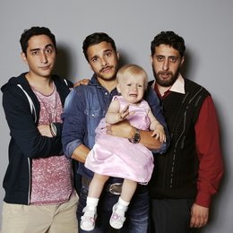 3 Türken & ein Baby / 3 Türken und 1 Baby / Kida Ramdan, Kostja Üllmann mit Baby Clara und Ekrem Bora a.k.a. Eko Fresh Poster