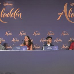 Premiere von Walt Disney's Aladdin - Thomas Schultze moderierte die Pressekonferenz mit Alan Menken, Naomi Scott, Mena Massoud, Will Smith und Guy Ritchie Poster