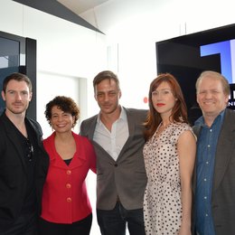(v.l.) Richard Flood, Rola Bauer, Tom Wlaschiha, Gabriella Pession und Ed Bernero präsentieren in Cannes die Serie "Crossing Lines" Poster