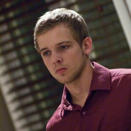 House at the End of the Street / Max Thieriot Poster