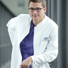 In aller Freundschaft - Die jungen Ärzte / In aller Freundschaft - Die jungen Ärzte (1. Staffel, 42 Folgen) / Stefan Ruppe Poster