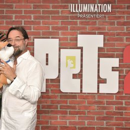 Im Vorfeld des Kinostarts von Pets 2 (3D) feierte Universal in fünf deutschen Städten den Pets-Day. In München durfte Jan Josef Liefers einen der Darsteller als Stofftier knuddeln. Poster