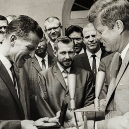 Zum dritten Pol / Verleihung der Hubbard Medaille durch John F. Kennedy Poster