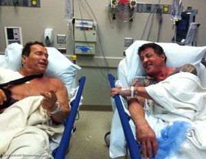 Schwarzenegger und Stallone vereint - im Krankenhaus Schwarzenegger und Stallone vereint - im Krankenhaus