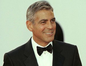 George Clooney und Brad Pitt spielen Theater für die Homo-Ehe George Clooney und Brad Pitt spielen Theater für die Homo-Ehe