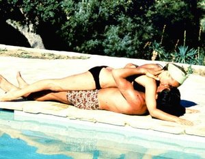 "50 Shades"-Star Dakota Johnson im "Swimmingpool" "50 Shades"-Star Dakota Johnson im "Swimmingpool"