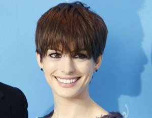 Anne Hathaway rettet die Welt vor Aliens Anne Hathaway rettet die Welt vor Aliens