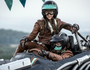 Rasante Verfolgungsjagd im Jugendfilm "V8² - Die Rache der Nitros" - Exklusiver Clip Rasante Verfolgungsjagd im Jugendfilm "V8² - Die Rache der Nitros" - Exklusiver Clip