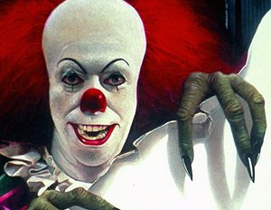 Neustes Bild zum "Es"-Remake enthüllt Clown Pennywise in voller Pracht! Neustes Bild zum "Es"-Remake enthüllt Clown Pennywise in voller Pracht!