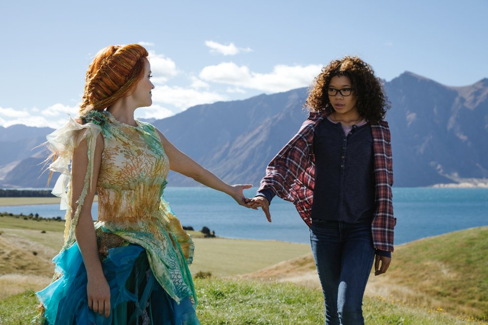 Reese Witherspoon als Frau Wasist und Strom Reid als Meg Murry in der Romanverfilmung „Das Zeiträtsel“ © Disney