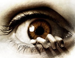 10 Film-Szenen mit Augen-Horror, bei denen man nicht hinschauen kann 10 Film-Szenen mit Augen-Horror, bei denen man nicht hinschauen kann