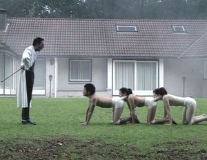 Neue Bilder: „Human Centipede”-Regisseur verspricht „abscheulichstes Filmerlebnis” aller Zeiten Neue Bilder: „Human Centipede”-Regisseur verspricht „abscheulichstes Filmerlebnis” aller Zeiten