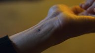 Die Tattoos in „Tote Mädchen lügen nicht“: Warum gibt es so viele Fake-Tattoos?