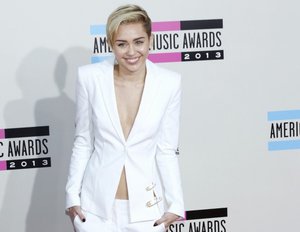 „Black Mirror“ Staffel 5: Trailer verkündet Start. Miley Cyrus mit dabei! „Black Mirror“ Staffel 5: Trailer verkündet Start. Miley Cyrus mit dabei!
