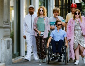 „Die Goldfische“: Im exklusiven Clip spielt Tom Schilling einen Snob im Rollstuhl „Die Goldfische“: Im exklusiven Clip spielt Tom Schilling einen Snob im Rollstuhl