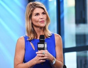Lori Loughlin drohen wegen Elite-Uni-Betrug bis zu 40 Jahre Gefängnis Lori Loughlin drohen wegen Elite-Uni-Betrug bis zu 40 Jahre Gefängnis