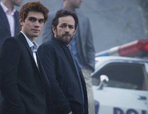 „Riverdale“: Wie Luke Perrys Tod die Serie beeinflusst „Riverdale“: Wie Luke Perrys Tod die Serie beeinflusst