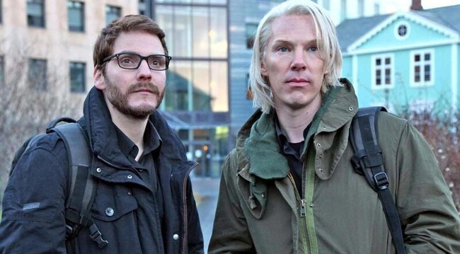 Daniel Domscheit-Berg (Daniel Brühl) und Julian Assange (Benedict Cumberbatch).