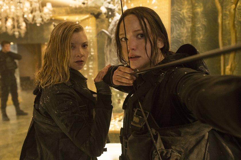 Cressida Natalie Dormer, left and Katniss Everdeen Jennifer Lawrence, right in THE HUNGER GAMES: MOCKINGJAY - PART 2 Los Angeles CA PUBLICATIONxINxGERxSUIxAUTxONLY Copyright: xMurrayxClosex 32747022THA