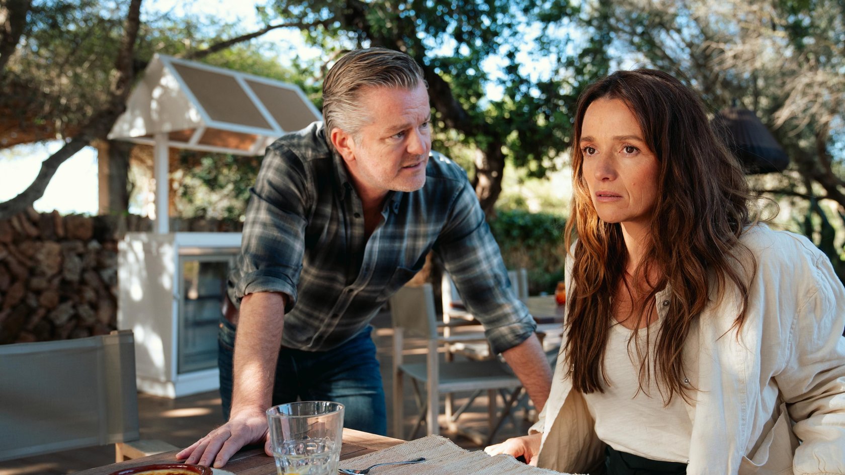 Mitten im größten Glück wird Jenny (Kaja Schmidt-Tychsen) von der Erinnerung an den Brand heimgesucht. Links Ingo (André Dietz)