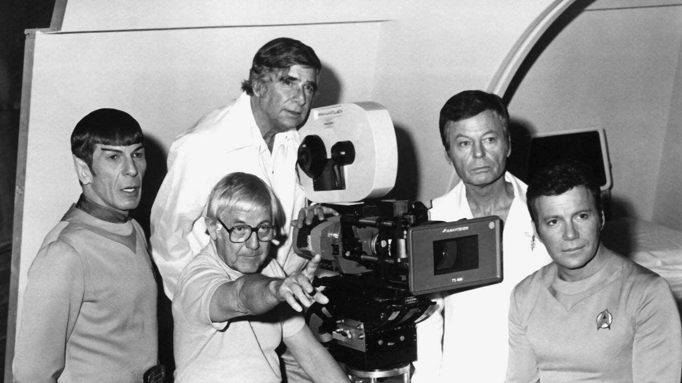 Gene Roddenberry am Set mit seinen „Star Trek“-Stars.