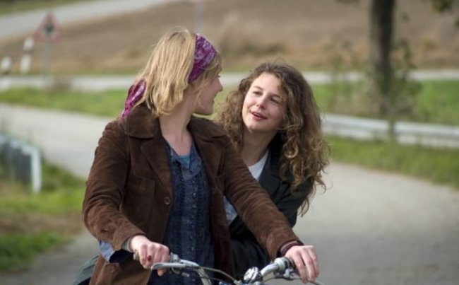 Jo (Rosalie Thomass) und Kati (Anna Maria Sturm) sind beste Freundinnen.