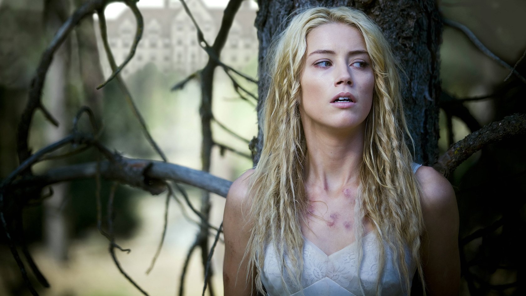 Wohlbefinden sucht Kristen (Amber Heard) in der Anstalt vergebens.