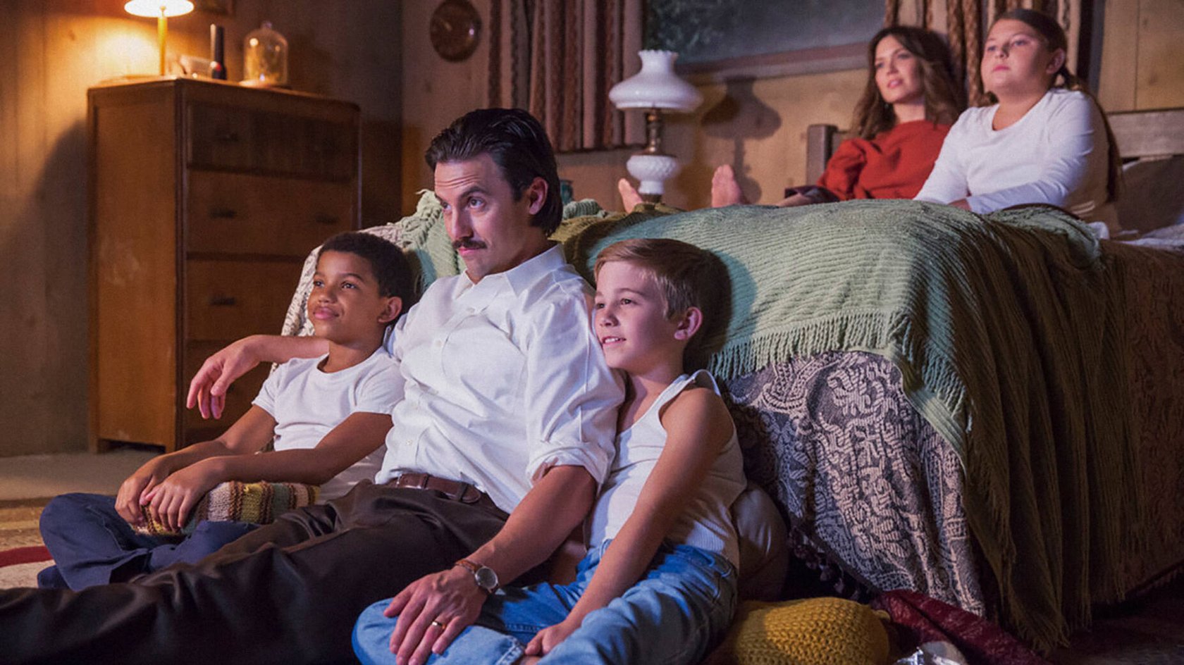 Rebecca (Mandy Moore) und Jack Pearson (Milo Ventimiglia) mit ihren Kindern Kate (Mackenzie Hancsicsak), Kevin (Parker Bates) und Adoptivsohn Randall (Lonnie Chavis).