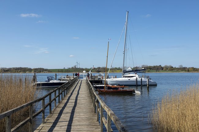 Ein Bootssteg im Dorf Sieseby