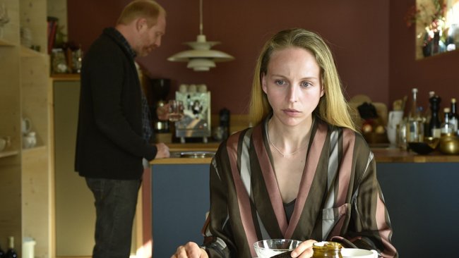 Kann Eva (Petra Schmidt-Schaller) Christian (Simon Schwarz) glauben?