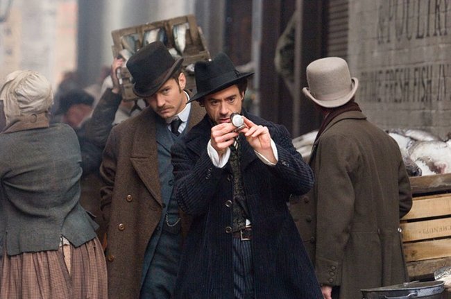 Sherlock Holmes (Robert Downey Jr.) und Dr. Watson (Jude Law) haben eine heiße Spur.