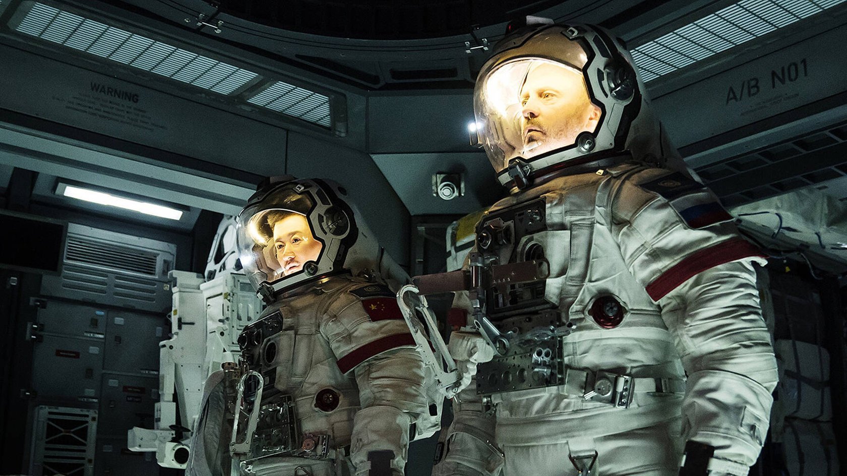 Wu Jing und Arkadiy Sharogradskiy in „Die wandernde Erde“.