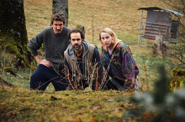 ARD/SWR TATORT: DER REINI, Fernsehfilm, Deutschland 2025, am Sonntag (16.11.25) um 20:15 Uhr im ERSTEN.
Reinhard Berg (Felician Hohnloser, Mitte) ist gemeinsam mit Luke Badrow (Karsten Antonio Mielke, l.) und Mika Novak (Mareike Beykirch, r.) aus der geschlossenen Abteilung geflohen und sucht Zuflucht auf dem Hof der Familie Berg.
© SWR/Benoît Linder, honorarfrei - Verwendung gemäß der AGB im engen inhaltlichen, redaktionellen Zusammenhang mit genannter SWR-Sendung und bei Nennung "Bild: SWR/Benoît Linder" (S2). SWR Presse/Bildkommunikation, Baden-Baden, Tel: 07221/929-22202, foto@swr.de. ARD/SWR TATORT: DER REINI, Fernsehfilm, Deutschland 2025, am Sonntag (16.11.25) um 20:15 Uhr im ERSTEN.
Reinhard Berg (Felician Hohnloser, Mitte) ist gemeinsam mit Luke Badrow (Karsten Antonio Mielke, l.) und Mika Novak (Mareike Beykirch, r.) aus der geschlossenen Abteilung geflohen und sucht Zuflucht auf dem Hof der Familie Berg.
© SWR/Benoît Linder, honorarfrei - Verwendung gemäß der AGB im engen inhaltlichen, redaktionellen Zusammenhang mit genannter SWR-Sendung und bei Nennung "Bild: SWR/Benoît Linder" (S2). SWR Presse/Bildkommunikation, Baden-Baden, Tel: 07221/929-22202, foto@swr.de.