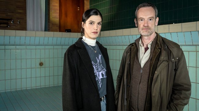 WESTDEUTSCHER RUNDFUNK KÖLN
Einstand mit Kammerspiel: Neue Kollegin für Faber und Klasnić - Tatort: Blut und Wasser
v.l.n.r. Leo Sturm (Sophia Mercedes Burtscher) und Peter Faber (Jörg Hartmann)
© WDR/Bavaria Fiction GmbH/Thomas Kost, honorarfrei - Verwendung gemäß der AGB im engen inhaltlichen, redaktionellen Zusammenhang mit genannter WDR-Sendung und bei Nennung "Bild: WDR/Bavaria Fiction GmbH/Thomas Kost" (S2+). WDR Kommunikation/Redaktion Bild, Köln, Tel: 0221/220 -7132 oder -7133, Fax: -777132, bildkommunikation@wdr.de WESTDEUTSCHER RUNDFUNK KÖLN
Einstand mit Kammerspiel: Neue Kollegin für Faber und Klasnić - Tatort: Blut und Wasser
v.l.n.r. Leo Sturm (Sophia Mercedes Burtscher) und Peter Faber (Jörg Hartmann)
© WDR/Bavaria Fiction GmbH/Thomas Kost, honorarfrei - Verwendung gemäß der AGB im engen inhaltlichen, redaktionellen Zusammenhang mit genannter WDR-Sendung und bei Nennung "Bild: WDR/Bavaria Fiction GmbH/Thomas Kost" (S2+). WDR Kommunikation/Redaktion Bild, Köln, Tel: 0221/220 -7132 oder -7133, Fax: -777132, bildkommunikation@wdr.de